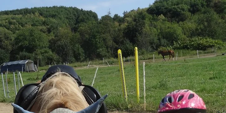 Hodina jízdy na koni pod dohledem instruktora v jezdeckém klubu Agira