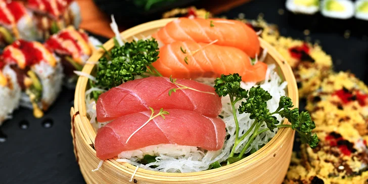 Degustační sushi set s wakame salátem i miso polévkami pro 2 osoby