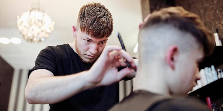 Buďte ze elegána: úprava vousů i střih vlasů včetně konzultace a stylingu