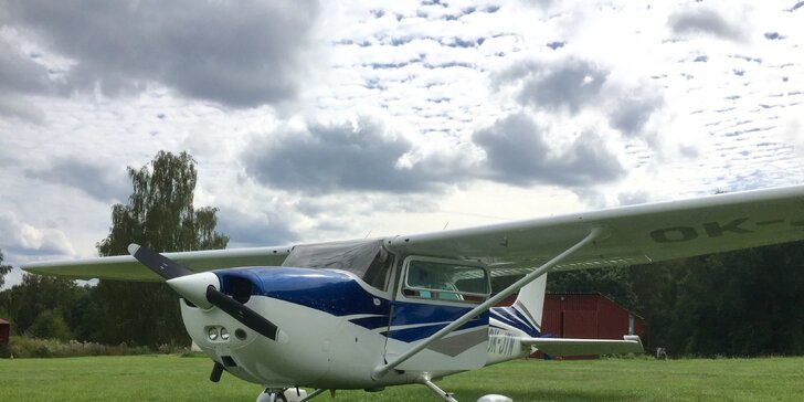 V oblacích: pilotujte letoun Cessna 172 a vezměte s sebou až dva pasažéry