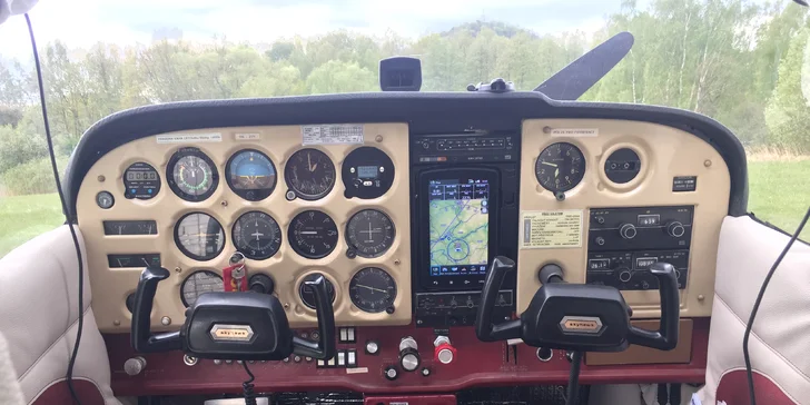 V oblacích: pilotujte letoun Cessna 172 a vezměte s sebou až dva pasažéry