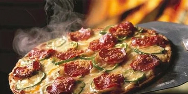 2 křupavé pizzy dle výběru a k tomu 2 vstupenky do nejhezčího kina v ČR!