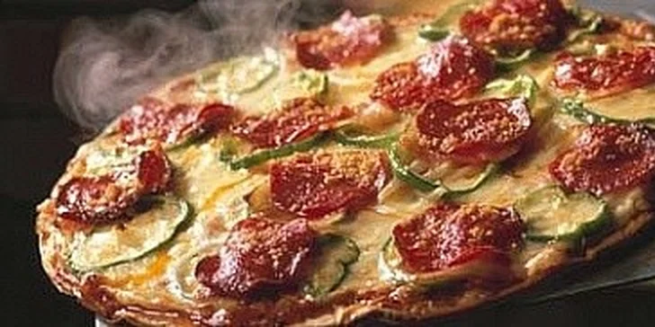 2 křupavé pizzy dle výběru a k tomu 2 vstupenky do nejhezčího kina v ČR!