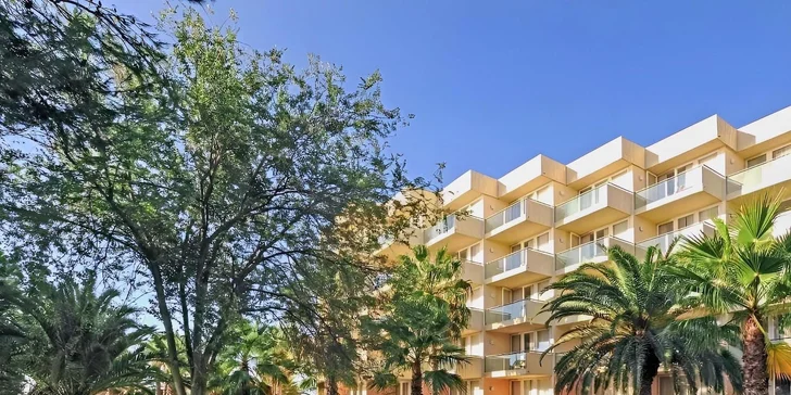V ceně máte zpáteční letenku i transfer z letiště k hotelu a zpět. 