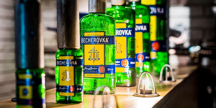 Vydejte se na zážitkovou prohlídka výrobní továrny Jan Becher a návštěvnického centra The Home od Becherovka. 