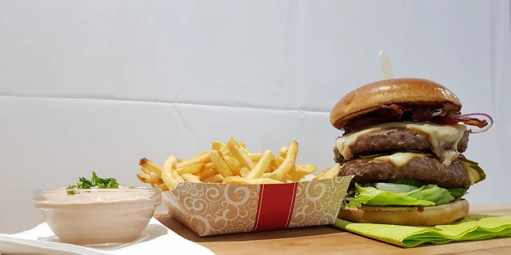 Double burgery se slaninou, čedarem, červenou cibulkou, BBQ omáčkou a hranolky