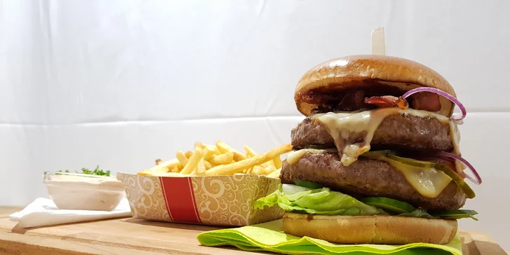 Double burgery se slaninou, čedarem, červenou cibulkou, BBQ omáčkou a hranolky