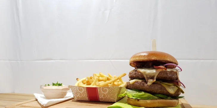 Double burgery se slaninou, čedarem, červenou cibulkou, BBQ omáčkou a hranolky