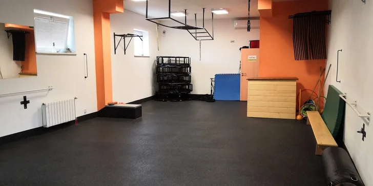 Měsíční nepřenosná permanentka na návštěvy fitness i skupinové lekce