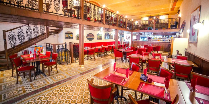 Každý den si díky snídani nebo i večeři vychutnáte secesní atmosféru restaurace.