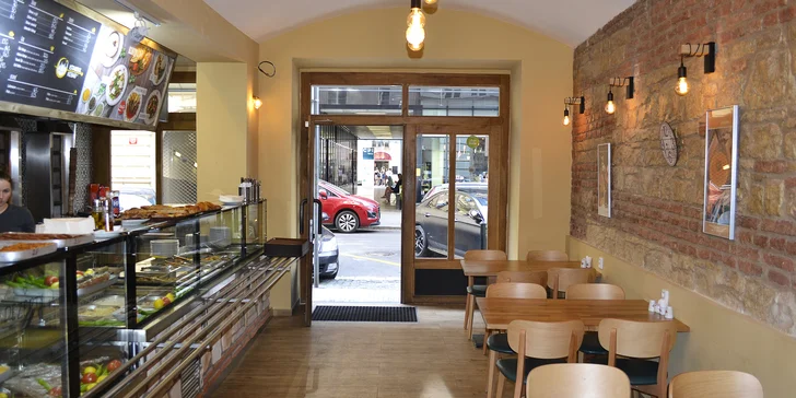 Parádní kebab v centru Prahy: rolovaný v pitě, na talíři i v chlebu jako sendvič