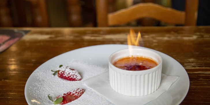 Tříchodové menu i s láhví sektu pro dva: polévka, kachní prsa a crème brûlée