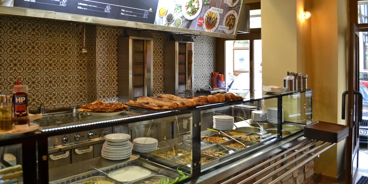 Parádní kebab v centru Prahy: rolovaný v pitě, na talíři i v chlebu jako sendvič