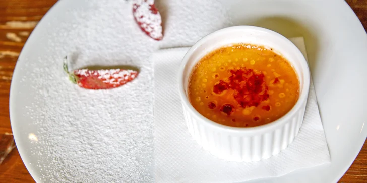 Tříchodové menu i s láhví sektu pro dva: polévka, kachní prsa a crème brûlée