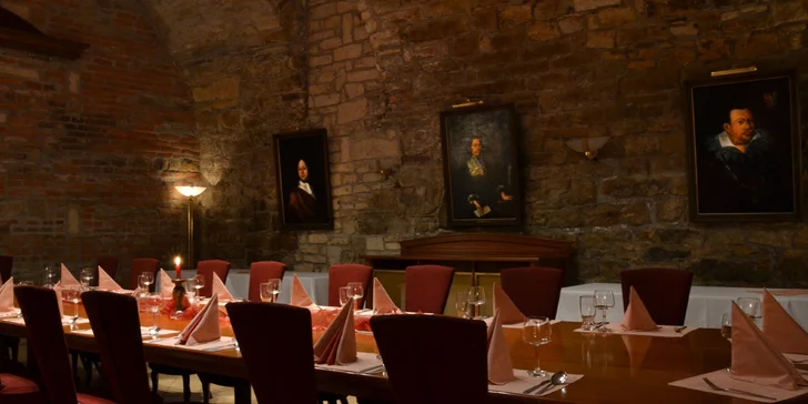 V hotelu se nachází také historická hodovní síň, vinárna a pivnice.