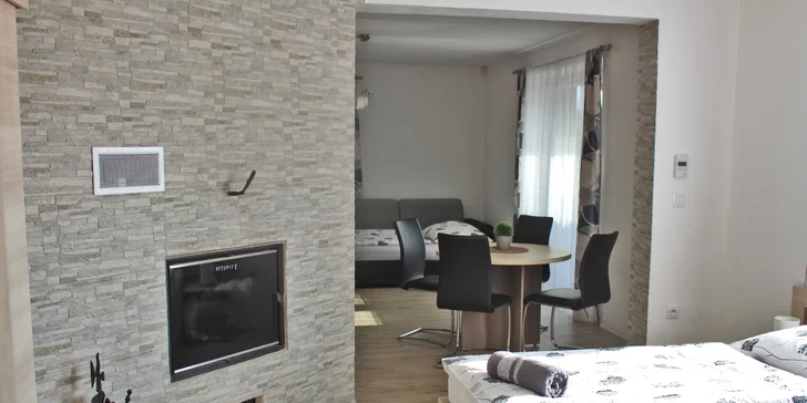 Luxusní apartmán U Bromildy je vybavený moderní kuchyní se spotřebiči.