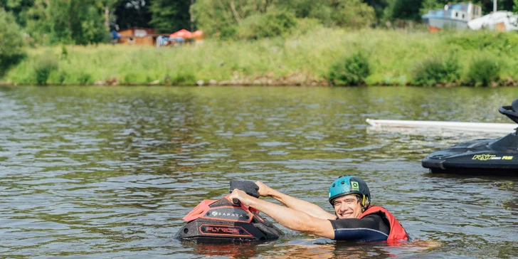 Proleťte se nad vodou: 15 nebo 20 minut řádění na létajícím vodním skútru