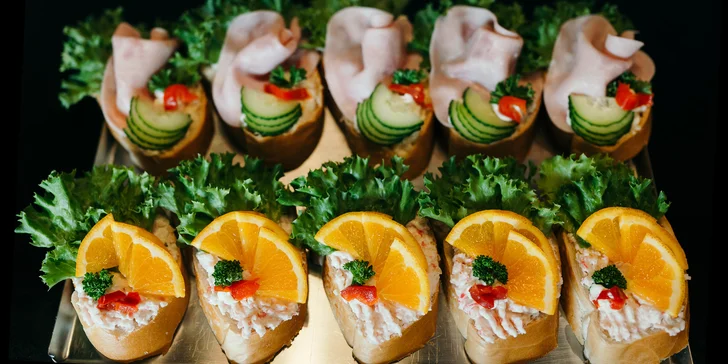 Chlebíčky z Golden Pacific Café: à la humr, šunkové i pikantní s česnekem