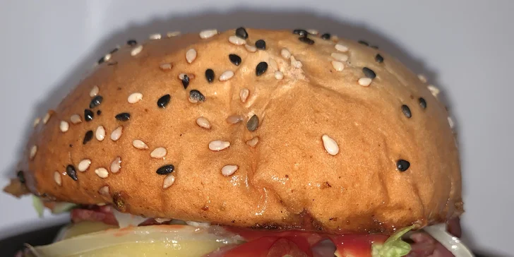 Poctivý burger v zahradní restauraci ve Štruncových sadech: 3 druhy
