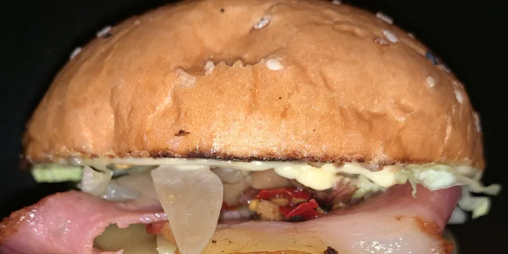 Poctivý burger v zahradní restauraci ve Štruncových sadech: 3 druhy