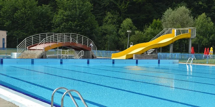 Navštivte nedaleké koupaliště v Rožnově. Je jen minutku chůze od kempu.