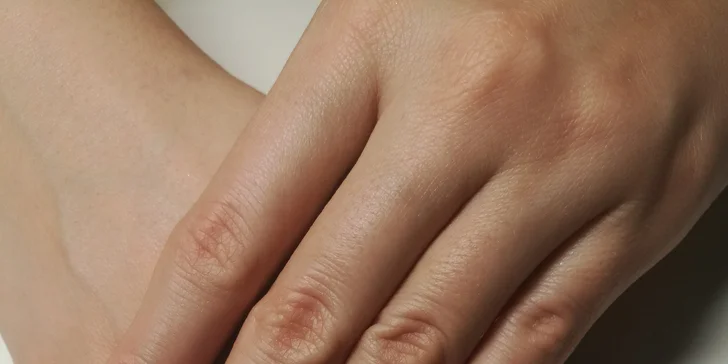 Péče o nohy a ruce: Úprava nehtů s aplikací gel laku nebo gelové modeláže