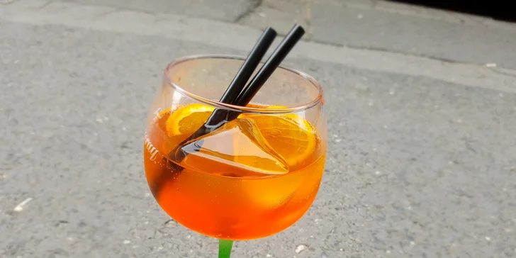 K pochoutce můžete dostat i skleničku Aperol Spritzu nebo domácí limonádu.