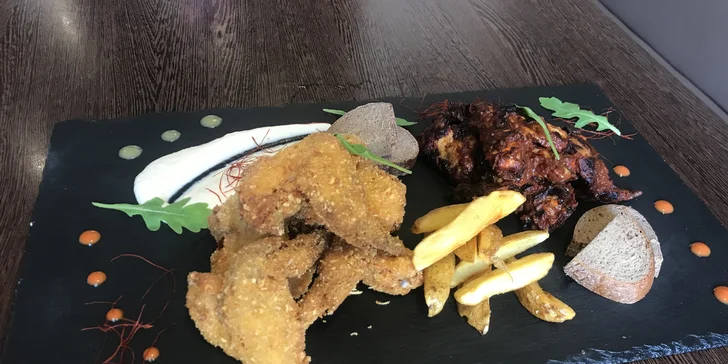 Bašta pro dva: 1 kg křidýlek, 2 velká piva, americké brambory i cibulový chléb