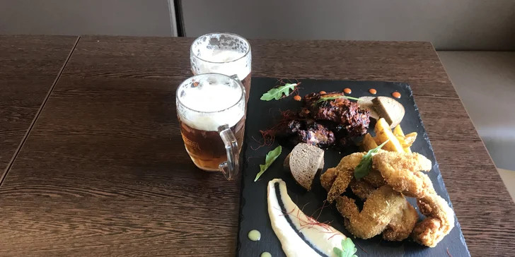Bašta pro dva: 1 kg křidýlek, 2 velká piva, americké brambory i cibulový chléb