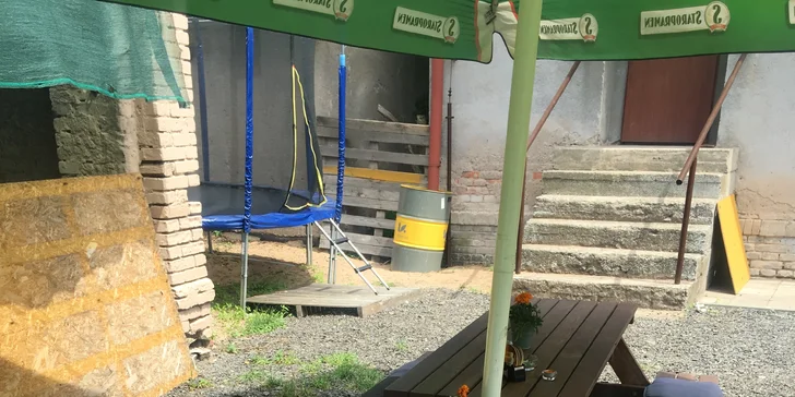 Pro cyklisty i pro partu: 1,5 kg kuřecích a vepřových miniřízečků a obloha