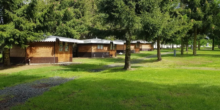 V nabídce je i kempingová chatka s manželskou postelí a palandou. 