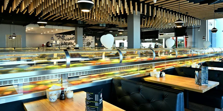 Dvě hodiny running sushi all you can eat v Řepích: grilované speciality, sushi, ovoce, dorty i polévky