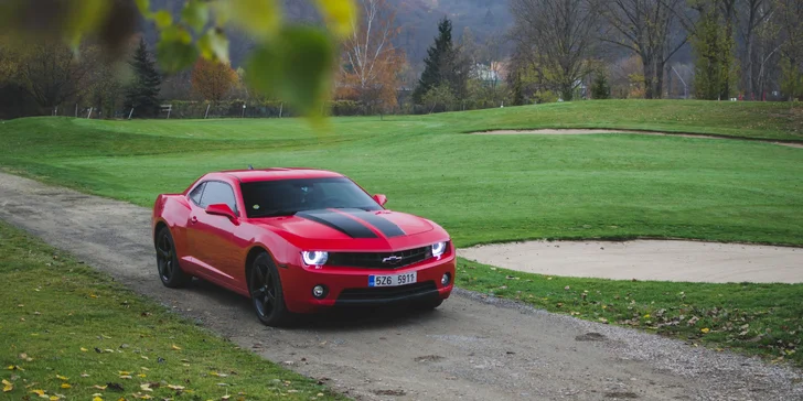 Červený Chevrolet Camaro na 12 hodin, den nebo víkend s neomezenými km