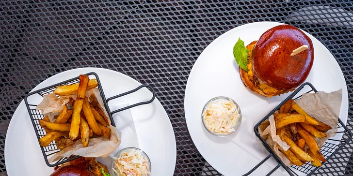 Pravý heřmanický burger je tvořen z 200 g trhaného masa, které doplňuje vypečená křupavá slaninka, pomalu se rozpouštějící cheddar, vejce a čerstvý salát. 