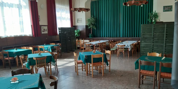 Jedno nebo dvě propečená vepřová kolena naložená v marinádě a přílohy