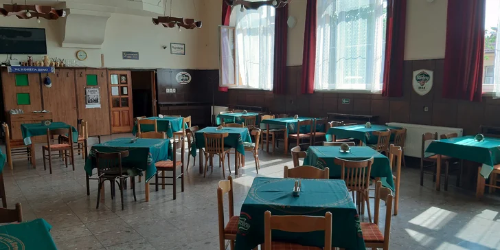 Jedno nebo dvě propečená vepřová kolena naložená v marinádě a přílohy