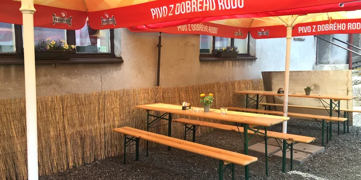 Pro cyklisty i pro partu: 1,5 kg kuřecích a vepřových miniřízečků a obloha
