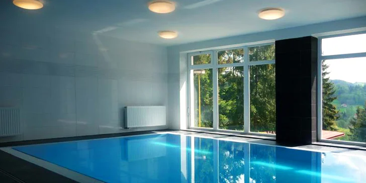 Uvnitř hotelu je krytý bazén, který budete moci využívat v provozních hodinách bez omezení.