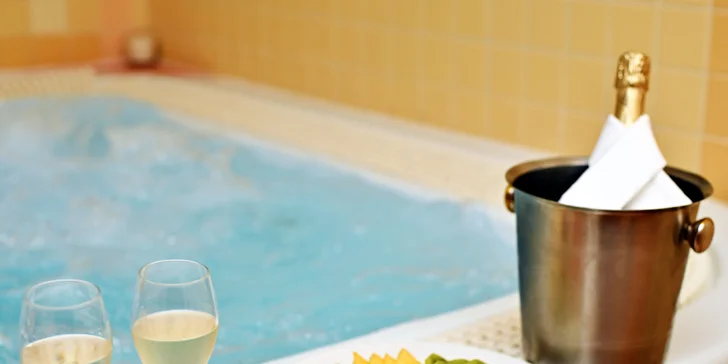 60 nebo 120 min. privátního wellness s vířivkou, infrasaunou i šumivým vínem pro 2 osoby