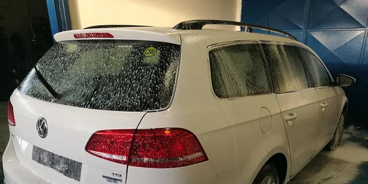 Nechte své auto zazářit: čištění karoserie a kol