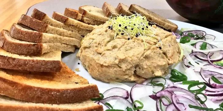 2 hod. bowlingu až pro 8 hráčů a 500 g škvarkové pomazánky s chlebem