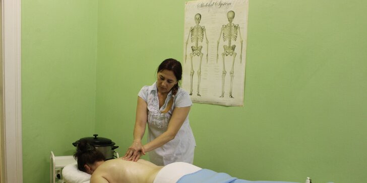 Relaxační masáž lávovými kameny i jemná indická masáž hlavy