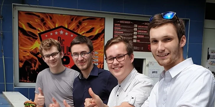 Parádní nálož: dvojitý cheeseburger se slaninou a domácí houskou pro 1 i 2 osoby