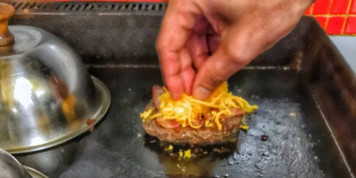 Parádní nálož: dvojitý cheeseburger se slaninou a domácí houskou pro 1 i 2 osoby
