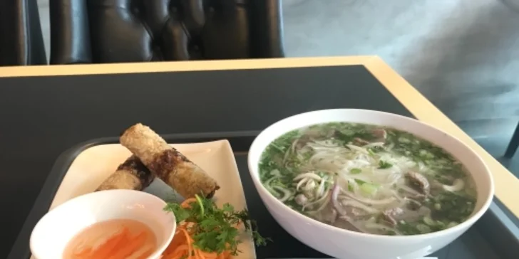 Asijské dobroty: polévka pho, grilované krevety, mušle i sépie nebo sushi sety