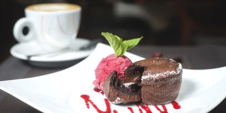 Čokoládový fondant a teplý nápoj dle výběru pro 1 nebo 2 osoby