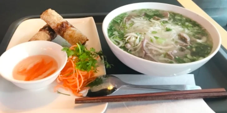 Asijské dobroty: polévka pho, grilované krevety, mušle i sépie nebo sushi sety