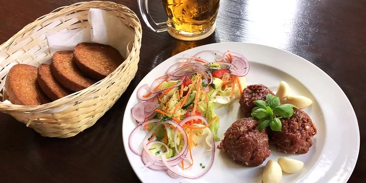 Masová hostina: míchaný tatarák nebo Buffalo či smažená kuřecí křídla
