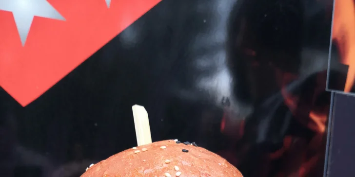 Doublecheesburger se slaninou, čedarem, BBQ omáčkou v domácí housce