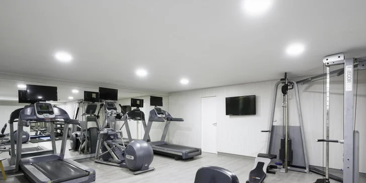 V ceně máte vstup do fitka i na nejrůznější sportovní lekce (zumba, jóga aj.)